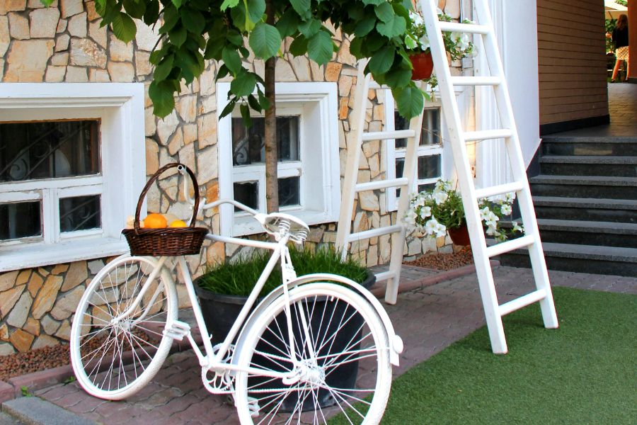 bici y escalera en una casa con jardín