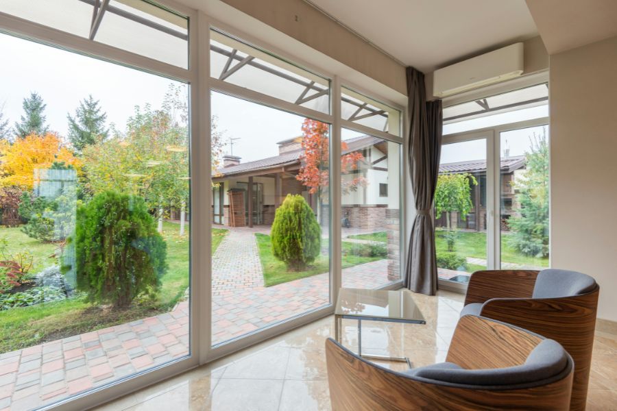 interior de una vivienda con vistas al jardín